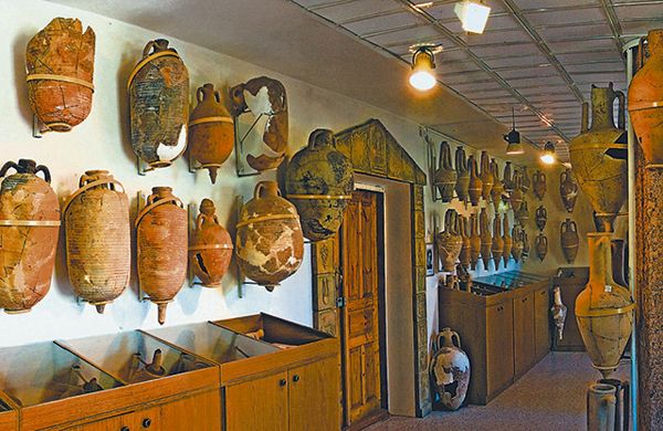 Коллекция амфор в Музее истории Танаиса